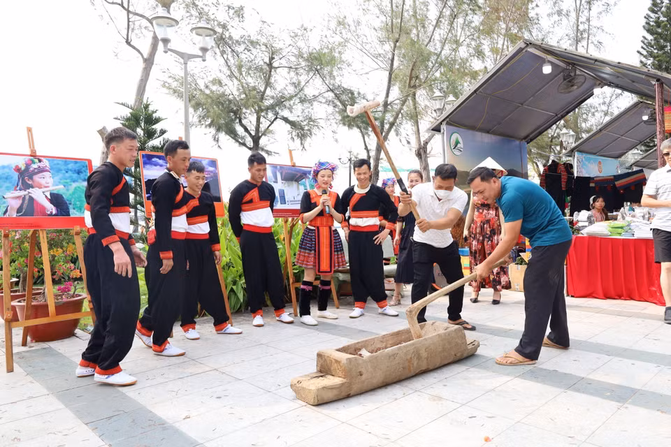 Du khách tham gia trải nghiệm hoạt động văn hóa. (Ảnh: Ánh Tuyết/TTXVN)