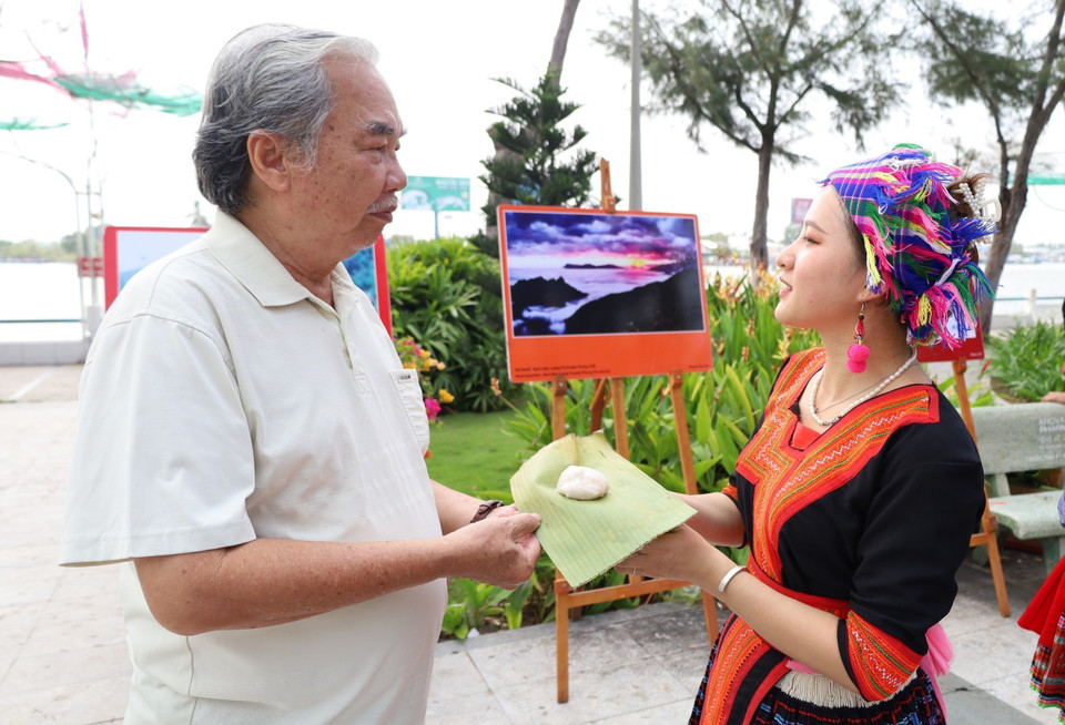 Giới thiệu ẩm thực đặc sắc của các dân tộc vùng Tây Bắc. (Ảnh: Ánh Tuyết/TTXVN)