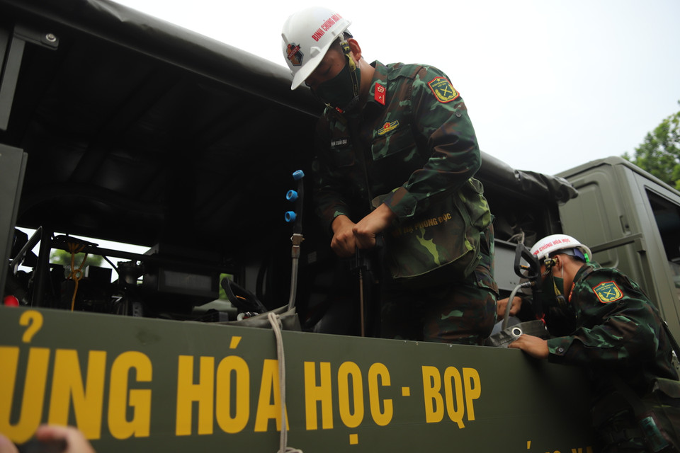 Chiến dịch lần này đã huy động 15 phương tiện đặc chủng và 180 cán bộ chiến sỹ tham gia (Ảnh Lâm Phan/Vietnam+)