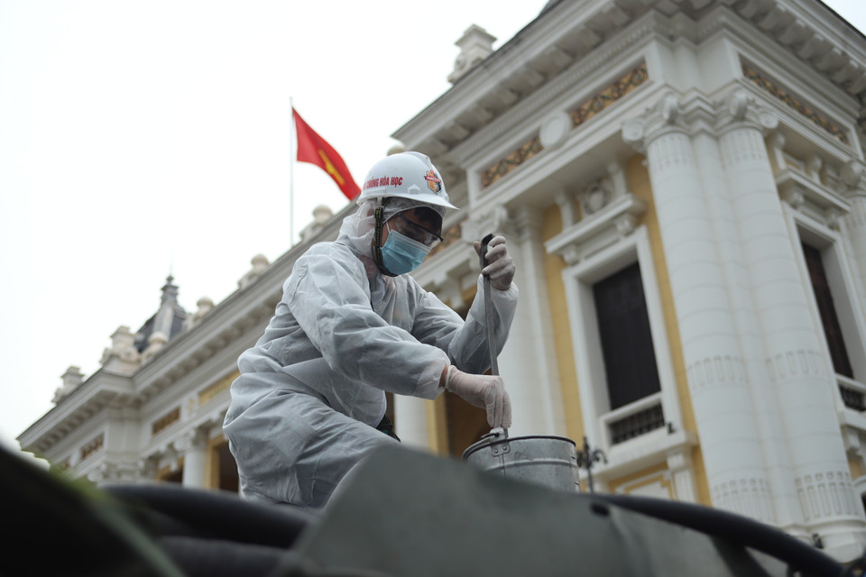 Các chiến sỹ thuộc Lữ đoàn 86 tiến hành pha chế hoá chất phun khử khuẩn (Ảnh: Hoàng Đạt/Vietnam+)