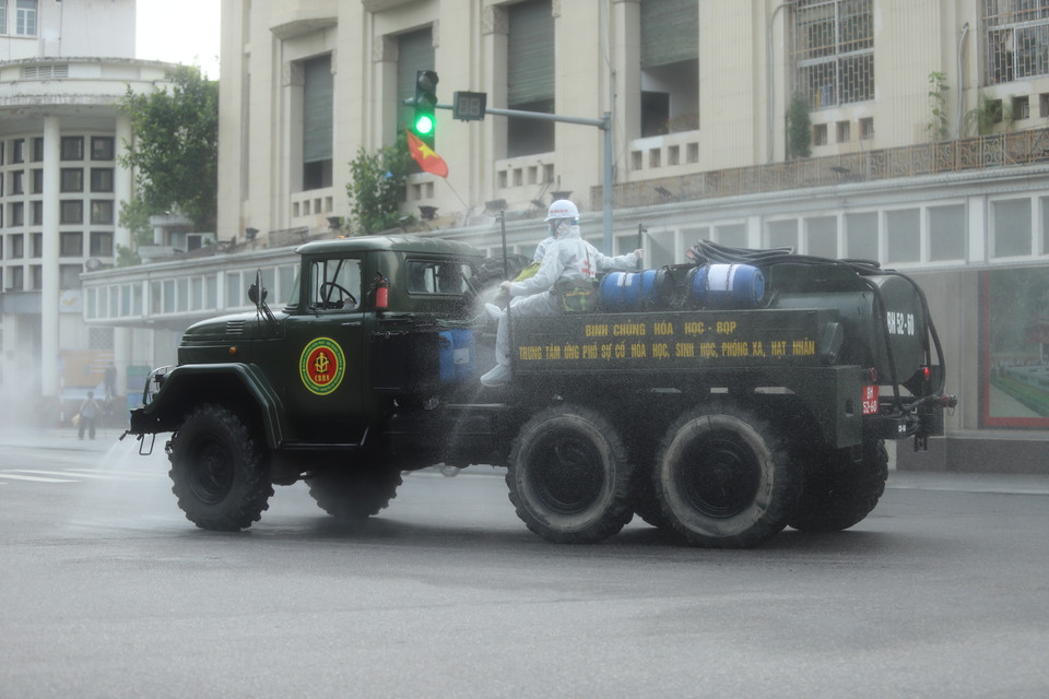 Ủy ban nhân dân quận Hoàn Kiếm cũng đã triển khai tuyên truyền tới nhân dân để biết việc phun khử khuẩn. Giao các lực lượng chức năng phối hợp triển khai để đạt kết quả tốt nhất.(Ảnh: Hoàng Đạt/Vietnam+)