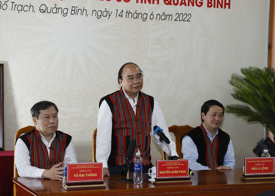 Chủ tịch nước Nguyễn Xuân Phúc làm việc với lãnh đạo huyện Bố Trạch, tỉnh Quảng Bình. (Ảnh: Thống Nhất/TTXVN)