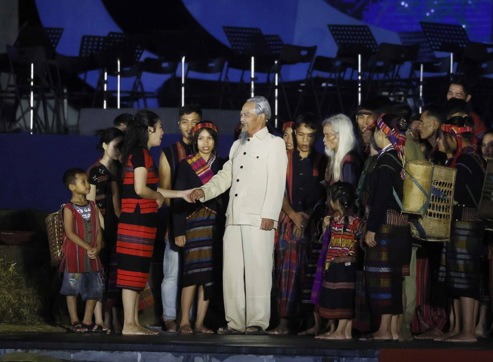 Một tiểu phẩm trong Chương trình nghệ thuật “Xin nguyện cùng Người vươn tới mãi” kỷ niệm 65 năm Ngày Bác Hồ về thăm Quảng Bình. (Ảnh: Thống Nhất/TTXVN)