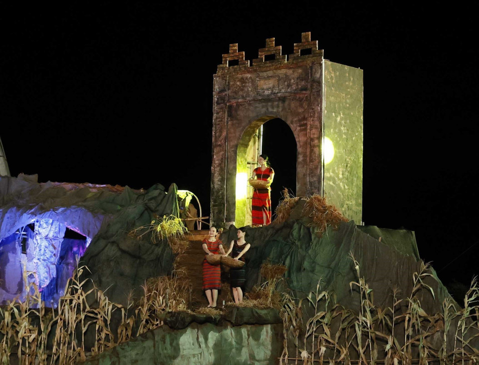 Sân khấu Chương trình nghệ thuật “Xin nguyện cùng Người vươn tới mãi” kỷ niệm 65 năm Ngày Bác Hồ về thăm Quảng Bình. (Ảnh: Thống Nhất/TTXVN)