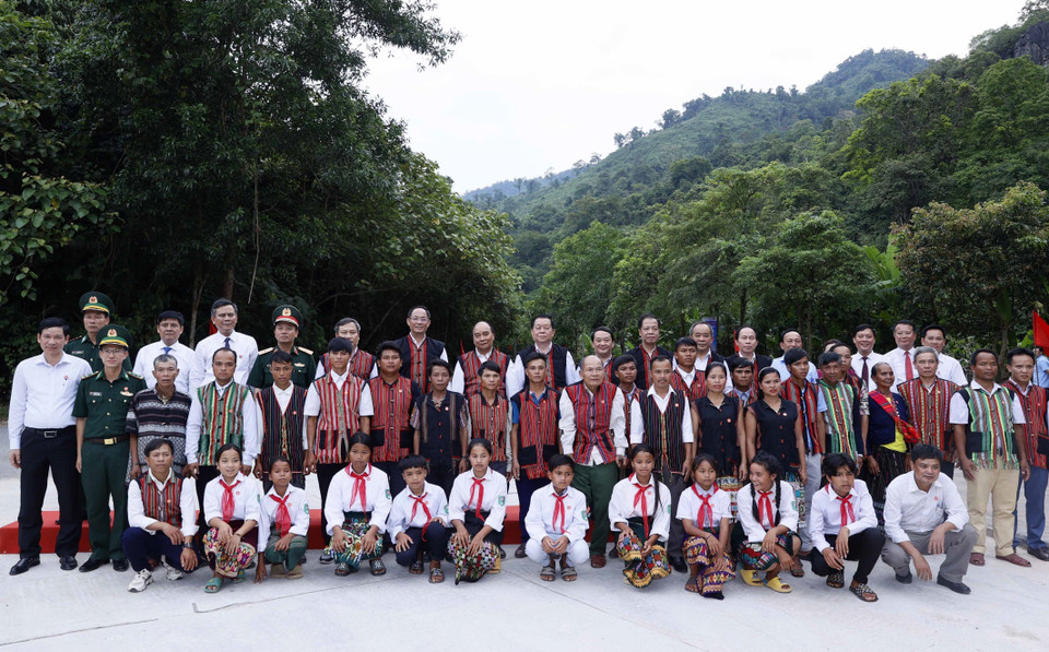 Chủ tịch nước Nguyễn Xuân Phúc chụp ảnh lưu niệm với người dân 2 xã Tân Trạch và Thượng Trạch. (Ảnh: Thống Nhất/TTXVN)