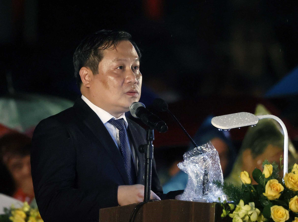 Ông Vũ Đại Thắng, Uỷ viên Trung ương Đảng, Bí thư Tỉnh uỷ Quảng Bình, báo công dâng Bác. (Ảnh: Thống Nhất/TTXVN)