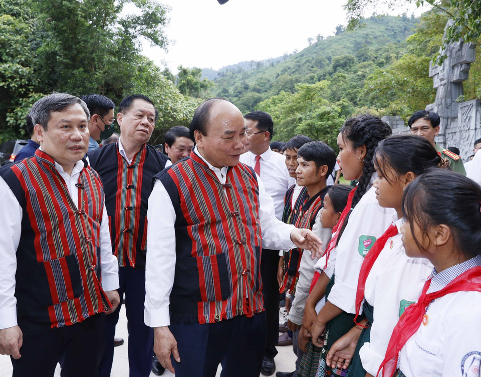 Chủ tịch nước Nguyễn Xuân Phúc với các em học sinh dân tộc thiểu số tại 2 xã Tân Trạch và Thượng Trạch. (Ảnh: Thống Nhất/TTXVN)