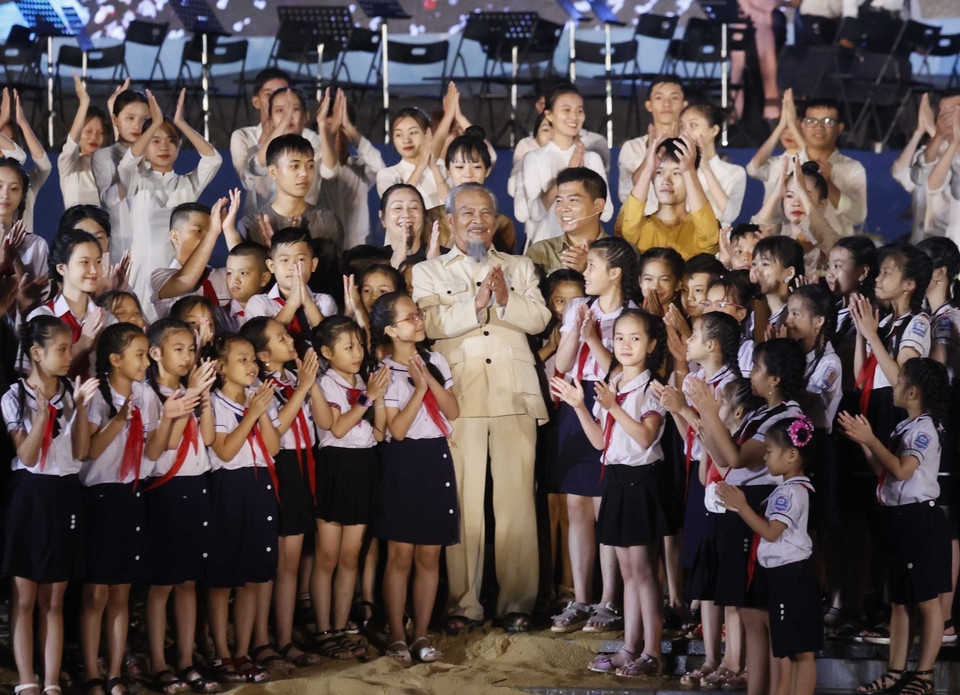 Chương trình nghệ thuật “Xin nguyện cùng Người vươn tới mãi” kỷ niệm 65 năm Ngày Bác Hồ về thăm Quảng Bình. (Ảnh: Thống Nhất/TTXVN)