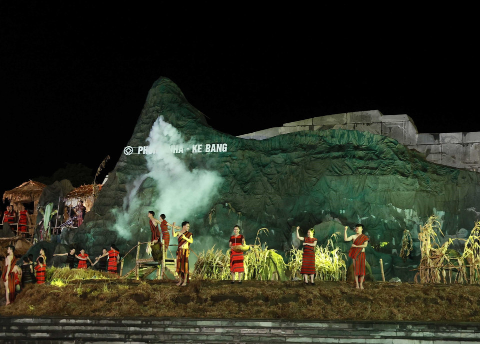 Màn trình diễn nghệ thuật trong Chương trình “Xin nguyện cùng Người vươn tới mãi” kỷ niệm 65 năm Ngày Bác Hồ về thăm Quảng Bình. (Ảnh: Thống Nhất/TTXVN)