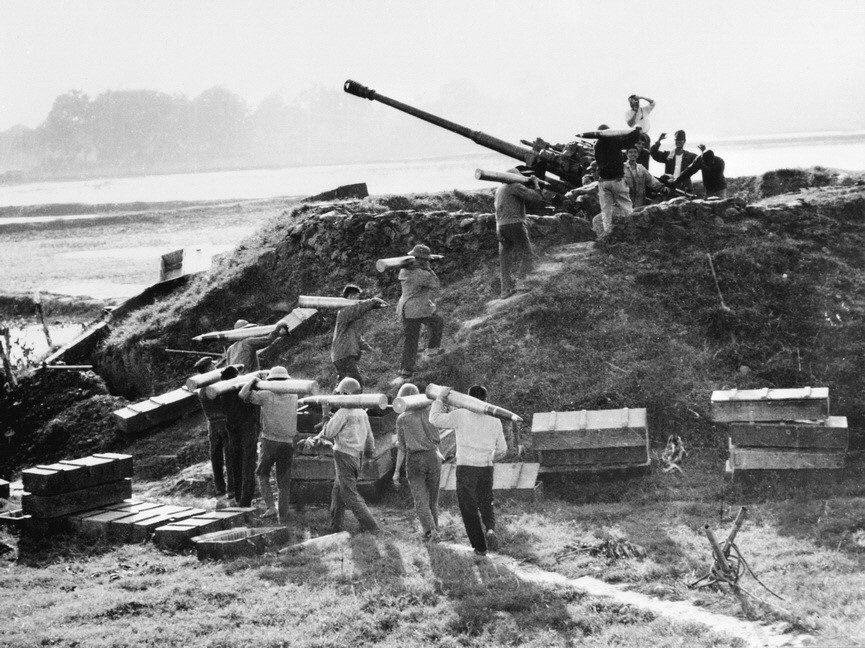 Quân và dân Hà Nội khẩn trương bước vào đợt chiến đấu, kiên quyết trừng trị cuộc tập kích chiến lược bằng không quân của giặc Mỹ trong trận Hà Nội 12 ngày đêm, tháng 12/1972. (Ảnh: TTXVN) 