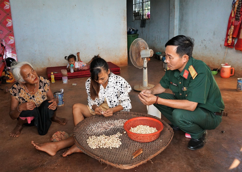  Trung tá Nguyễn Văn Chinh, phòng Chính trị, Đoàn Kinh tế-Quốc phòng 778 thuộc Đoàn 778 thăm hỏi, động viên đồng bào Stiêng sống trong Tiểu khu 119, thôn Hai Căn, xã Phú Nghĩa, Bù Gia Mập, tỉnh Bình Phước. (Ảnh: Anh Tuấn/TTXVN)