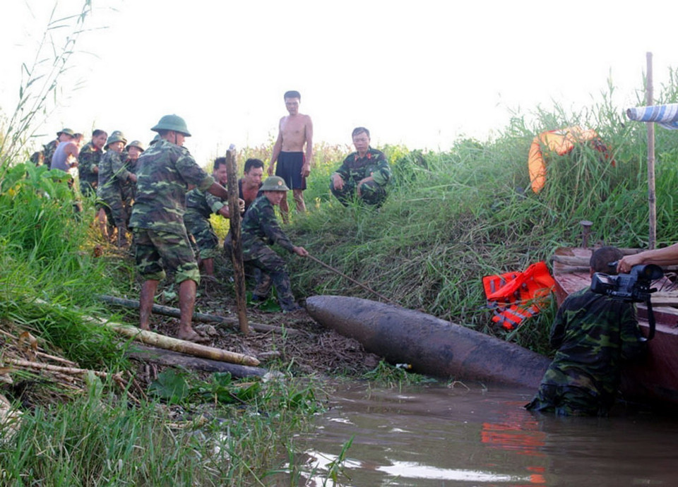  Lực lượng công binh Bộ Chỉ huy quân sự tỉnh Hải Dương xử lý bom dưới sông Thái Bình, còn sót lại sau chiến tranh. (Ảnh: Mạnh Tú/TTXVN)