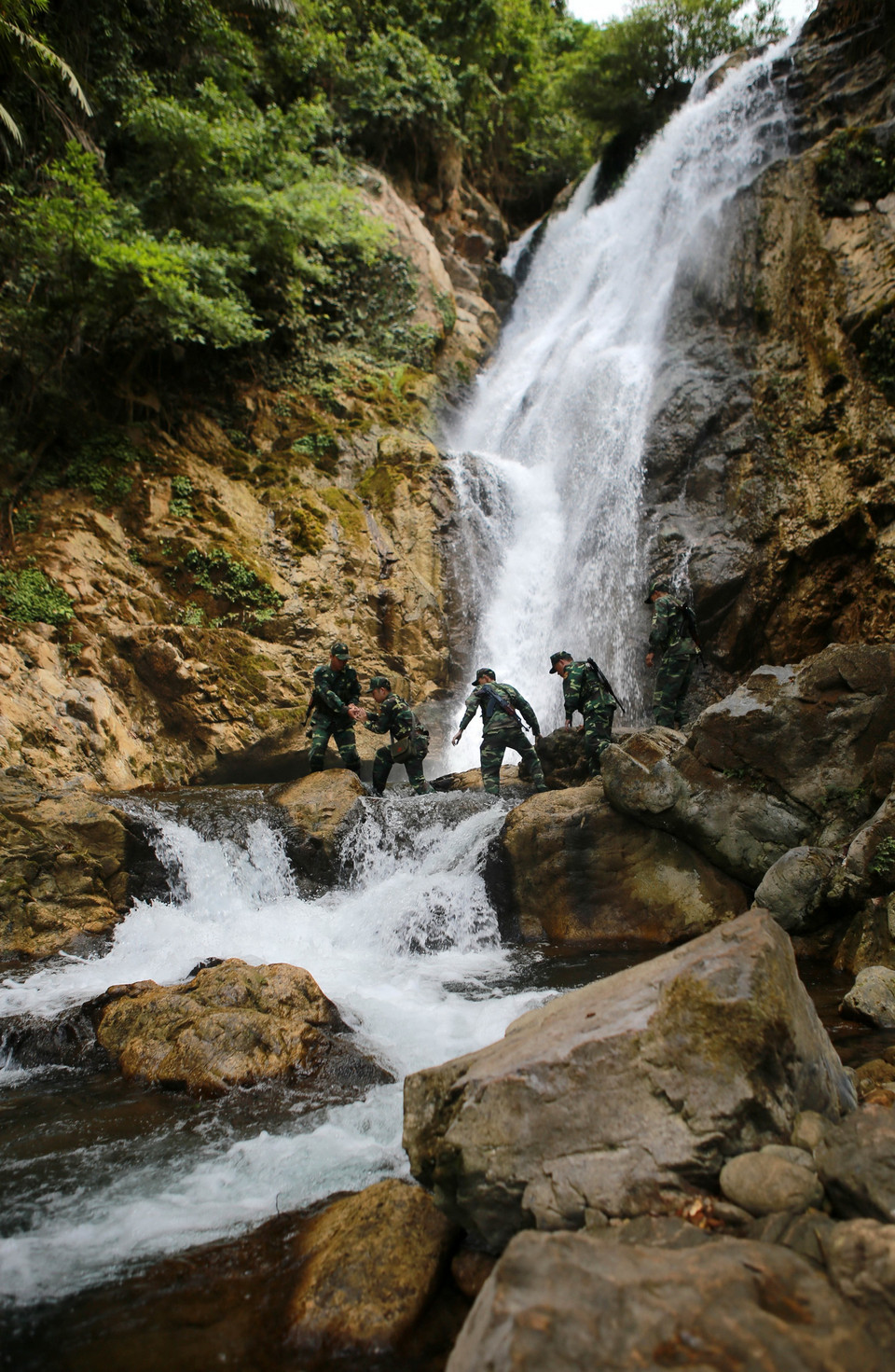  Bộ đội Biên phòng Quảng Trị thường xuyên tổ chức tuần tra đơn phương, đồng thời phối hợp tuần tra chung với bạn Lào để quản lý an toàn hệ thống cột mốc, đường biên. Nhờ vậy, xây dựng được vùng biên vững mạnh; giữ vững được chủ quyền biên giới quốc gia. (Ảnh: Hồ Cầu/TTXVN)