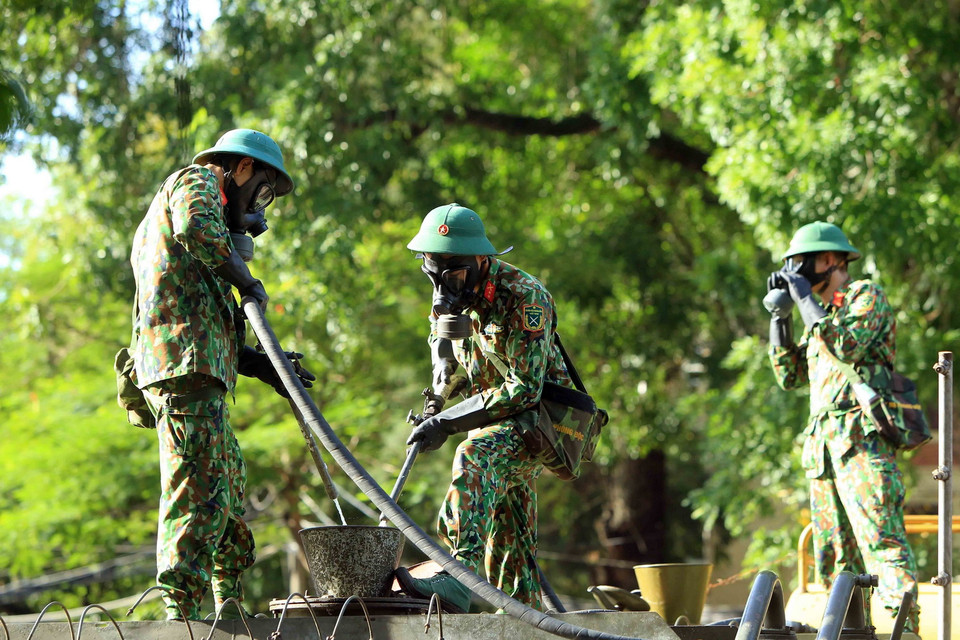  Lực lượng phòng hóa học, Bộ Tư lệnh Quân khu 3 (Hải Phòng) chuẩn bị cho công tác phun hóa chất khử trùng tiêu độc trên các tuyến đường chính của thành phố Hải Phòng để phòng chống dịch COVID-19. (Ảnh: An Đăng/TTXVN)