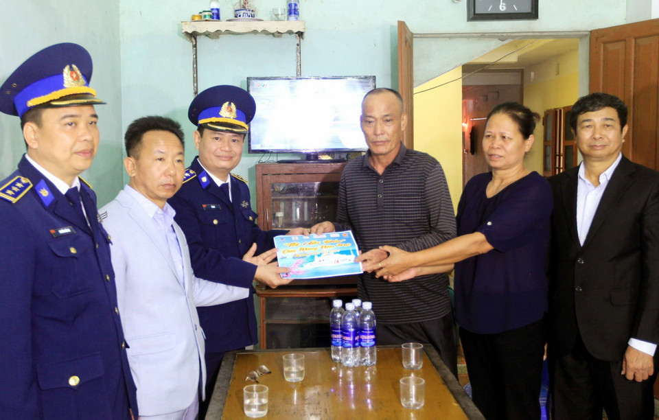  Đoàn Bộ Tư lệnh Vùng Cảnh sát biển 1 chúc Tết và tặng quà gia đình thanh niên xung phong Đồng Thị Lan, huyện đảo Bạch Long Vĩ, thành phố Hải Phòng. (Ảnh: An Đăng/TTXVN)