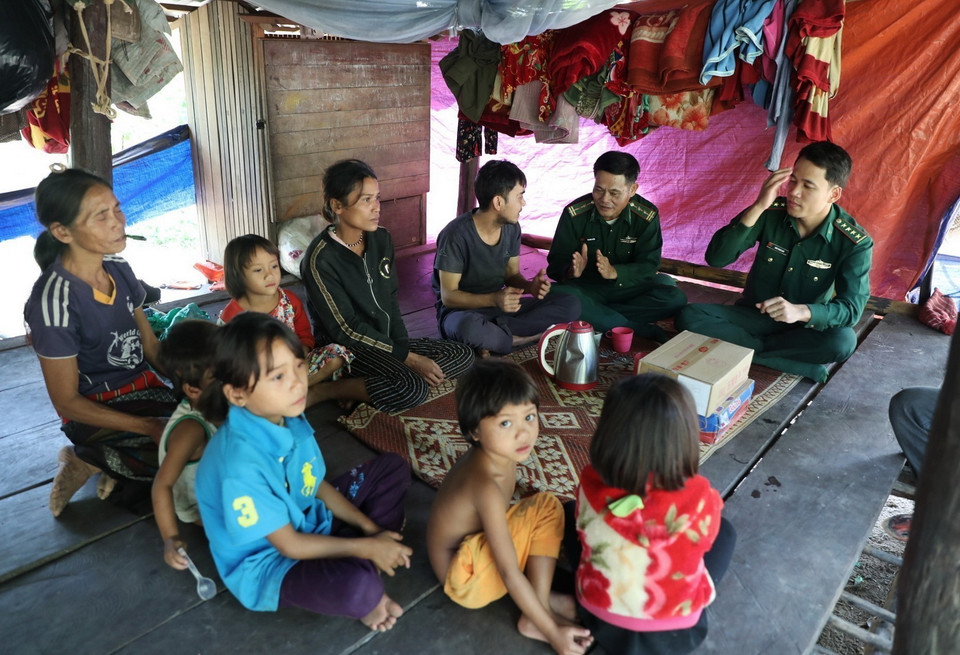  Cán bộ Đồn biên phòng Làng Mô thăm hỏi, tặng quà gia đình anh Hồ Văn Biên ở thôn Trung Sơn, xã Trường Sơn, huyện Quảng Ninh. tỉnh Quảng Bình. (Ảnh: Danh Lam/TTXVN))