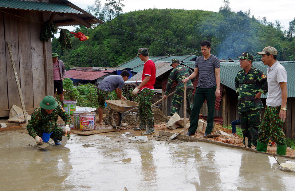 Bộ đội biên phòng Lai Châu giúp người dân La Hủ xây dựng nhà mới. (Ảnh: Việt Hoàng/TTXVN)