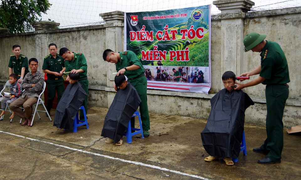  Bộ đội Biên phòng Thành phố Hồ Chí Minh thường xuyên chăm lo giúp đỡ người dân có hoàn cảnh khó khăn nhằm chung tay góp phần phục vụ công cuộc phát triển kinh tế-xã hội của Thành phố Hồ Chí Minh thành đô thị thông minh có chất lượng sống tốt, văn minh hiện đại, nghĩa tình. (Ảnh: Xuân Khu/TTXVN)