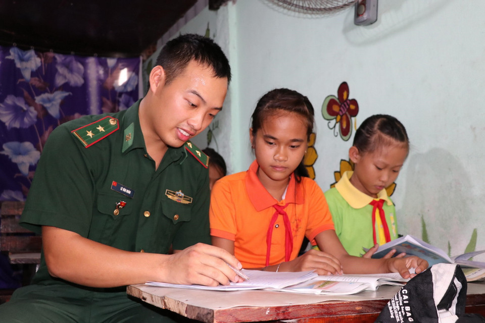  Bộ đội đồn Biên phòng cửa khẩu cảng Bến Lức, tỉnh Long An, dạy học cho các em. (Ảnh: Đức Hạnh/TTXVN)