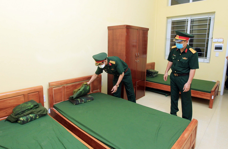  Cán bộ, chiến sỹ Trung đoàn 836 và Trung tâm Y tế dự phòng thành phố Hải Phòng triển khai chu đáo công tác phòng, chống dịch và đón tiếp các công dân từ Nhật Bản về để cách ly y tế theo quy định. (Ảnh: An Đăng/TTXVN)