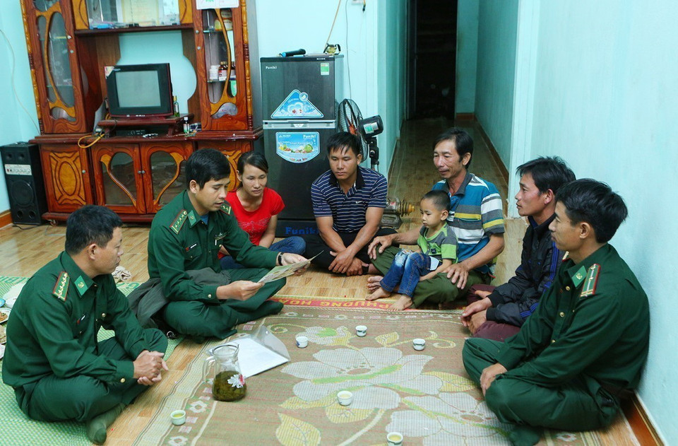  Cán bộ, chiến sỹ đồn Biên phòng Cửa khẩu quốc tế Bờ Y, huyện Ngọc Hồi, tỉnh Kon Tum, tuyên truyền pháp luật cho từng hộ dân khu vực biên giới. (Ảnh: Dương Giang/TTXVN)