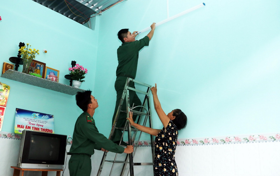  Bộ đội Biên phòng Thành phố Hồ Chí Minh thường xuyên chăm lo giúp đỡ người dân có hoàn cảnh khó khăn nhằm chung tay góp phần phục vụ công cuộc phát triển kinh tế-xã hội của Thành phố Hồ Chí Minh thành đô thị thông minh có chất lượng sống tốt, văn minh hiện đại, nghĩa tình. (Ảnh: Xuân Khu/TTXVN)