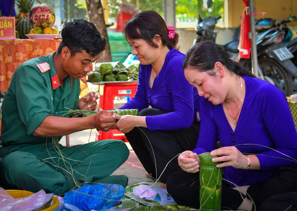  Các chiến sỹ thuộc Bộ Chỉ huy Quân sự tỉnh Kiên Giang cùng nhân dân tham gia Hội thi gói, nấu bánh tét. (Ảnh: Lê Sen/TTXVN)