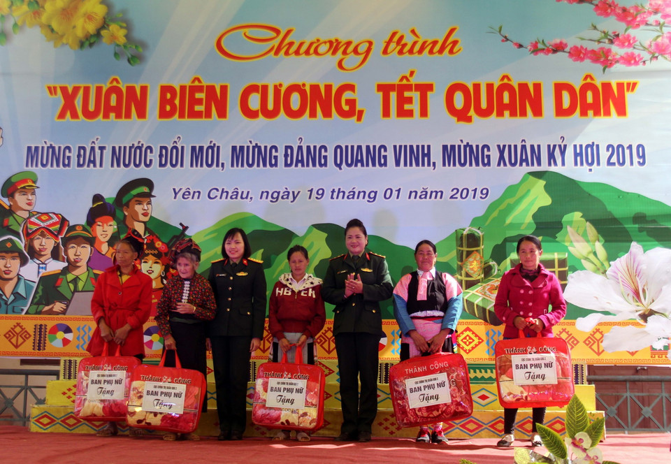  Tặng quà cho các gia đình chính sách, gia đình có hoàn cảnh đặc biệt khó khăn, các em học sinh nghèo vượt khó trên địa bàn xã Phiêng Khoài, tỉnh Sơn La, tại chương trình Xuân biên cương, Tết quân dân. (Ảnh: Diệp Anh/TTXVN)