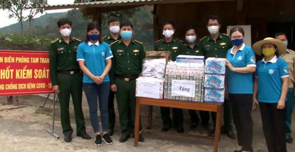  Một tổ chức trao quà cho các chiến sỹ Đồn biên phòng Tam Thanh, huyện miền núi Quan Sơn, tỉnh Thanh Hóa để phòng chống dịch COVID-19. (Ảnh: Nguyễn Nam./TTXVN)