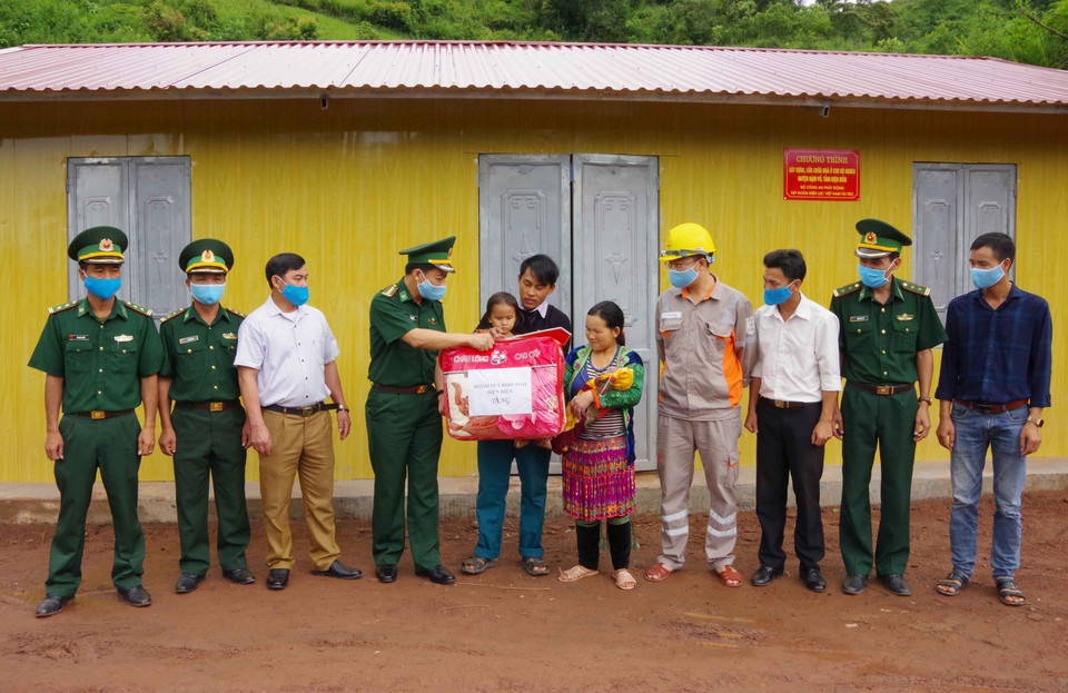  Bộ Bộ đội Biên phòng tỉnh Điện Biên bàn giao nhà ở mới cho hộ nghèo huyện biên giới Nậm Pồ, giúp người dân sớm ổn định cuộc sống, yên tâm lao động sản xuất. (Ảnh: Xuân Tiến/TTXVN)