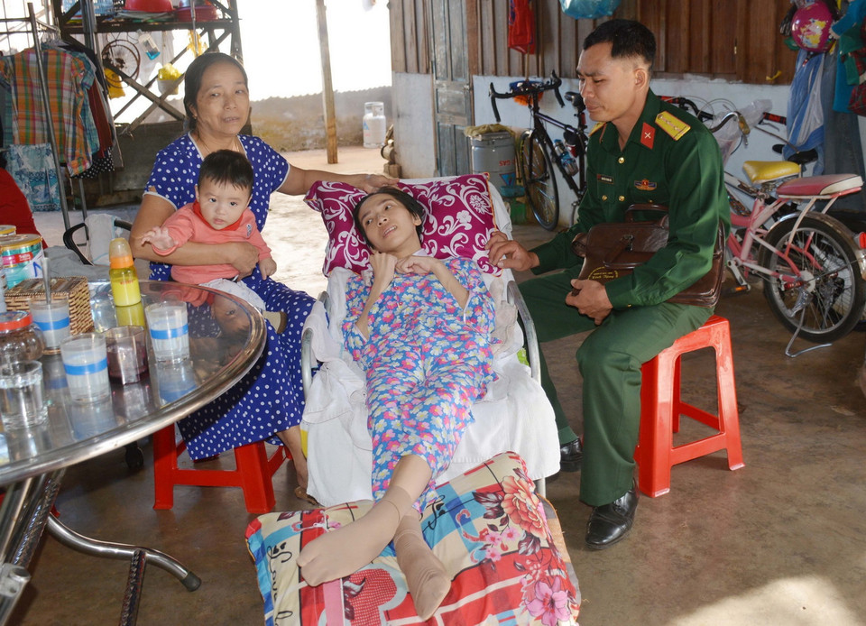  Trung úy Nguyễn Trung Hải, 36 tuổi, dân tộc Tày, nhân viên Quân sự địa phương, Ban Chỉ huy Quân sự huyện Cư M’Gar thuộc Bộ Chỉ huy Quân sự tỉnh Đắk Lắk thăm, động viên cô giáo bị bệnh hiểm nghèo Trần Lê Thị Huyền Trang. Anh được biết đến là cầu nối tin cậy giữa mạnh thường quân với những mảnh đời bất hạnh. (Ảnh: Hoài Thu/TTXVN)