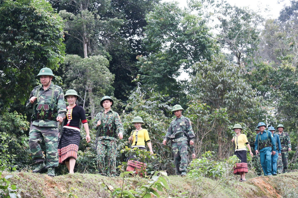  Bộ đội biên phòng đồn Môn Sơn, tỉnh Nghệ An, cùng người dân tuần tra bảo vệ biên giới. (Ảnh: Nguyễn Oanh/TTXVN)