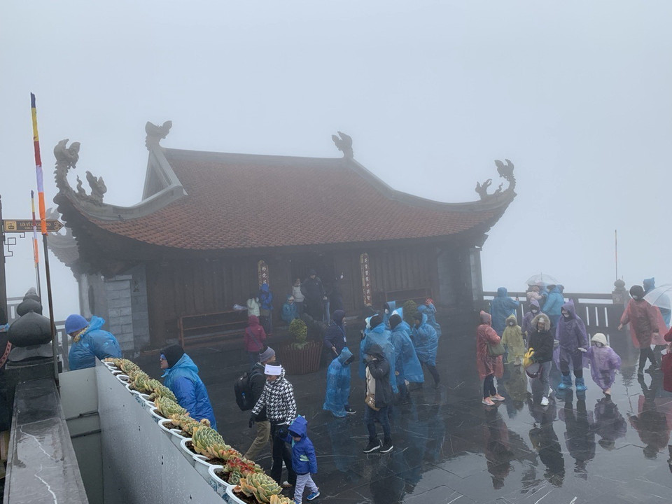  Đông đảo khách du lịch đã lên đỉnh Fansipan để chiêm ngưỡng cảnh tuyết rơi. (Ảnh: Quốc Khánh/TTXVN)