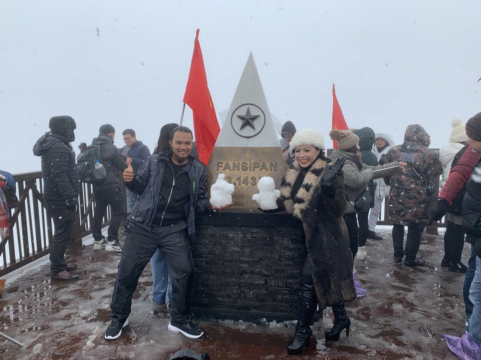  Nhiều khách du lịch đã lên đỉnh Fansipan để chiêm ngưỡng hiện tượng thiên nhiên kỳ thú này. (Ảnh: Quốc Khánh/TTXVN)