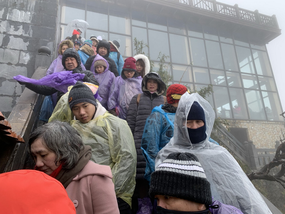  Rất đông du khách lên đỉnh Fansipan để xem tuyết rơi. (Ảnh: Quốc Khánh/TTXVN)