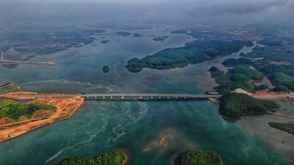 Cầu Cẩm Hải nối liền thành phố Cẩm Phả với huyện Vân Đồn có chiều dài 790m. (Ảnh: TTXVN phát)