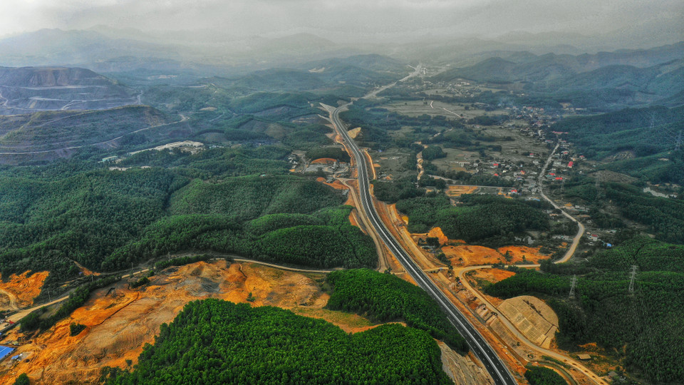 Đây là một trong những tuyến cao tốc trọng điểm, có vai trò quan trọng thúc đẩy kinh tế, xã hội của tỉnh Quảng Ninh. (Ảnh: TTXVN phát)