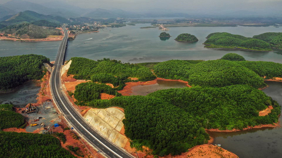 Dự án có chiều dài gần 60km, trong đó, đoạn 53,6km từ Hạ Long-Cẩm Hải do Công ty CP BOT Biên Cương làm chủ đầu tư, từ Cẩm Hải-Vân Đồn (Km53+600-Km59+456) do Sở Giao thông vận tải Quảng Ninh làm chủ đầu tư. (Ảnh: TTXVN phát)