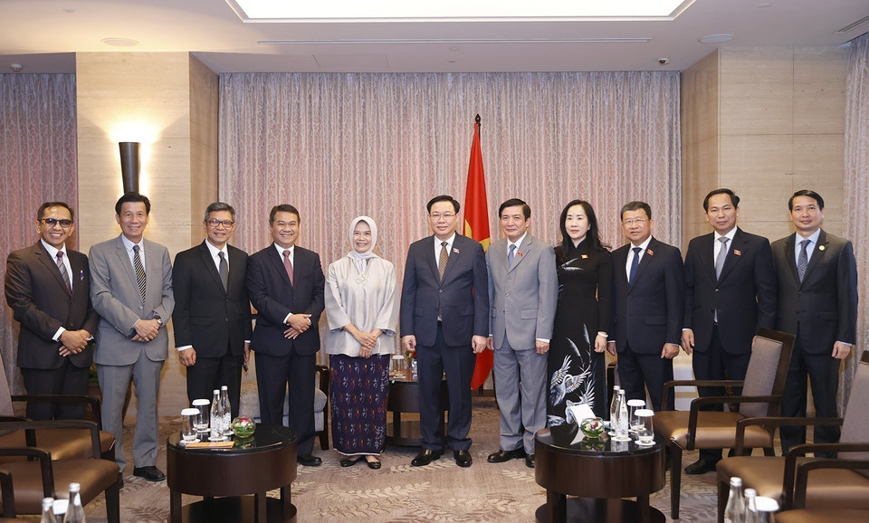 Chủ tịch Quốc hội Vương Đình Huệ với đại biểu Ủy ban Kiểm toán Indonesia. (Ảnh: Doãn Tấn/TTXVN)