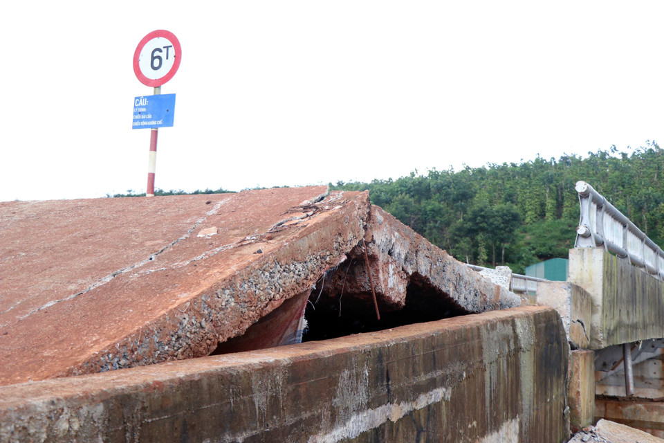 Mặt đường bêtông trên thân đập bị xô lệch, nứt gãy. (Ảnh: Minh Hưng/TTXVN)