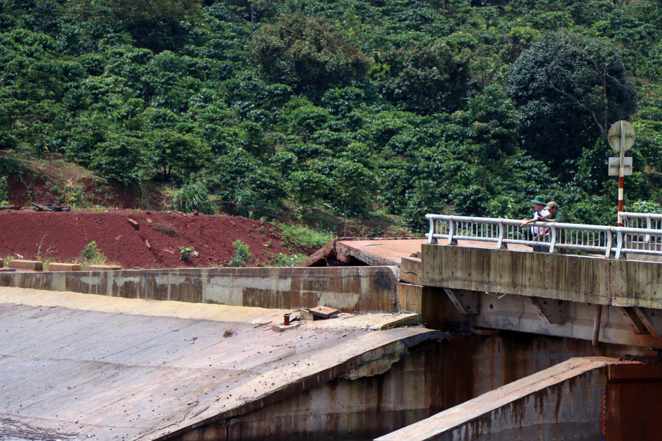 Quan sát tại hiện trường vào ngày 4/8, cùng với tình trạng nứt gãy nhiều vị trí trên thân đập hồ Đắk N’ting, mái đồi bên trái hồ xuất hiện nhiều vết nứt gãy mặt đất. (Ảnh: TTXVN phát)