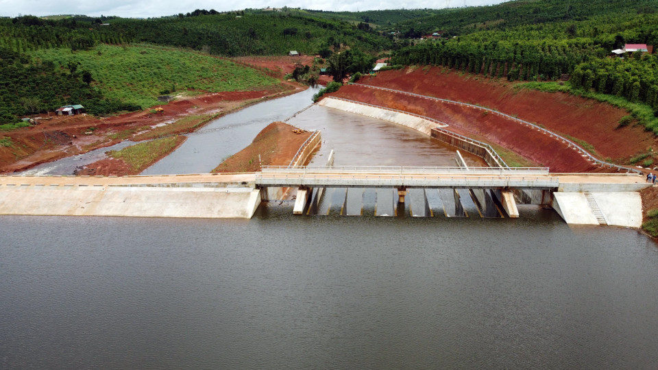 Thân đập hồ thủy lợi Đắk N’ting, ảnh chụp tháng 8/2022. (Ảnh: TTXVN phát)