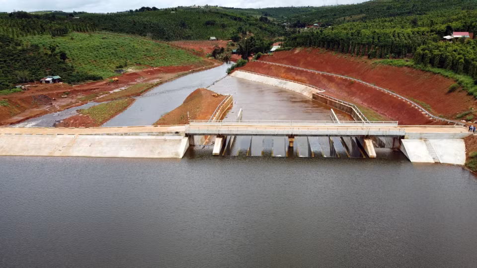 Thân đập hồ thủy lợi Đắk N’ting, ảnh chụp tháng 8/2022. (Ảnh: TTXVN phát)