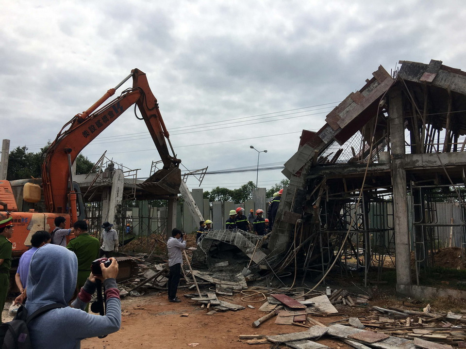 Lực lượng chức năng khẩn trương tháo dỡ phần giàn giáo bêtông bị sập để tìm kiếm nạn nhân có thể còn bị vùi phía dưới.