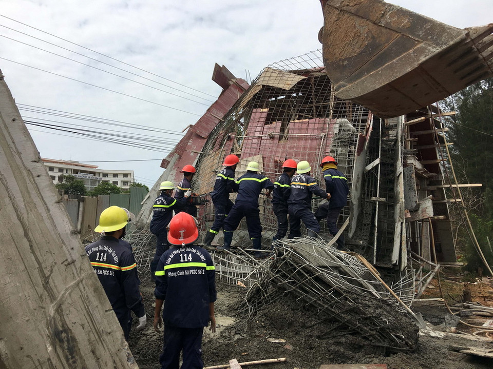 Ngay sau khi giàn giáo bị sập, đơn vị thi công và những công nhân khác đã nhanh chóng đưa các nạn nhân ra khỏi đống đổ nát và gọi xe cứu thương đưa tới Bệnh viện Lê Lợi cấp cứu.