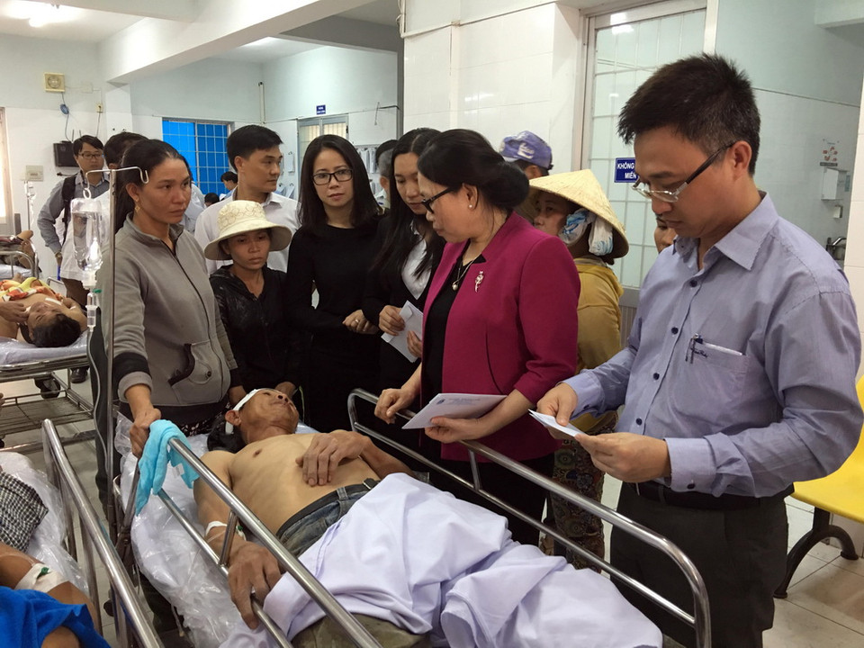 Lãnh đạo tỉnh Bà Rịa-Vũng Tàu đến bệnh viện thăm hỏi, động viên những công nhân bị nạn và người thân.