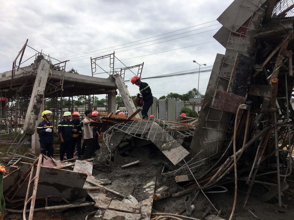 Tìm kiếm nạn nhân có thể bị vùi phía dưới.