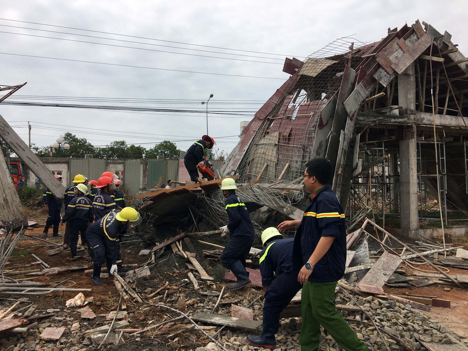 Trong lúc đơn vị thi công đổ bêtông phần vòm cổng Trường Cao đẳng Nghề tỉnh Bà Rịa-Vũng Tàu, bất ngờ giàn giáo bị sập.