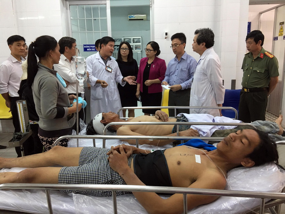 Qua khám, chụp, một ca nặng nhất bị chấn thương cột sống, số còn lại bị thương nhẹ hơn.