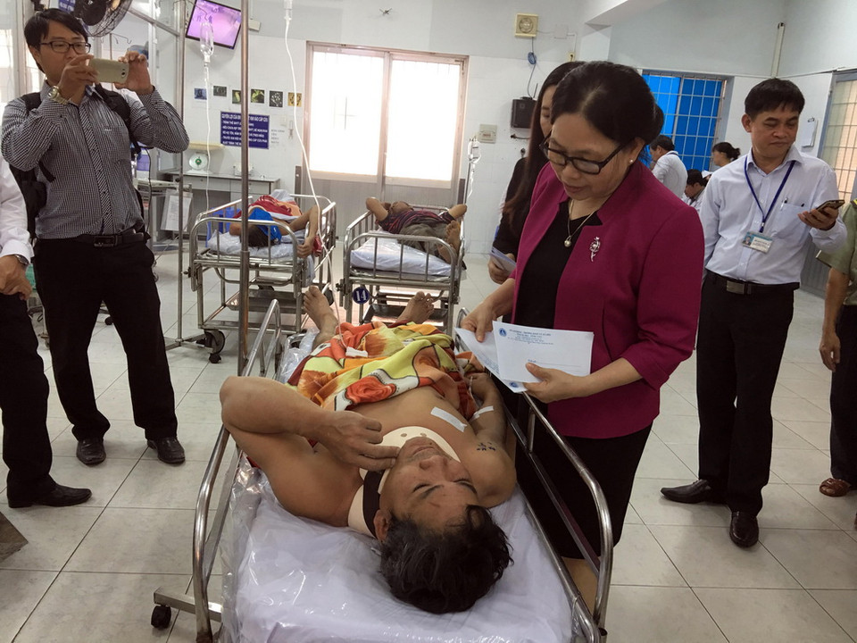 Lãnh đạo tỉnh Bà Rịa-Vũng Tàu đến bệnh viện thăm hỏi, động viên những công nhân bị nạn và người thân.